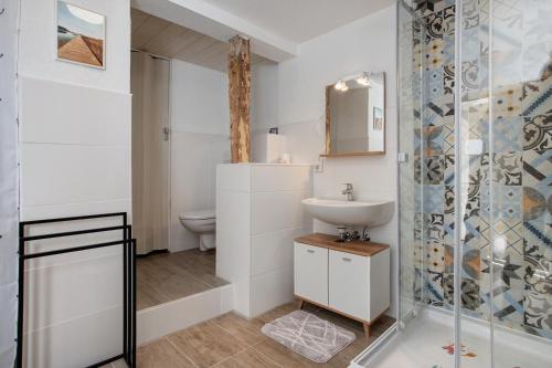 a bathroom with a sink and a shower at Wanderpfoten Ostsee Ferienhaus in Tribsees