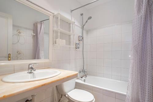a bathroom with a sink and a toilet and a tub at Apartamento 3 Casa Las Indianas in Selores