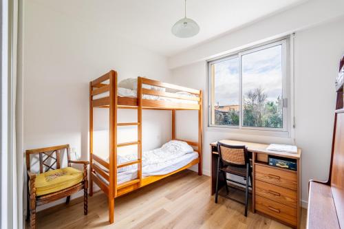 a dorm room with bunk beds and a desk at Cap sur la détente - 128 in Pornic