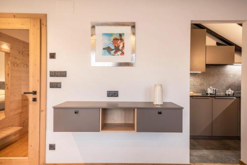 a kitchen with a counter in the middle of a room at Residence Skutial App Schlern in Castelrotto