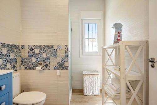 a bathroom with a toilet and a shower at Casa Orilla Sur B in El Palmar
