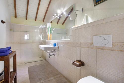 a bathroom with a toilet and a sink at Casa de Campo in Betancuría