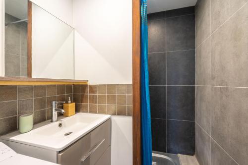 a bathroom with a sink and a shower at Gite Du Porche Bis in Chaillevette