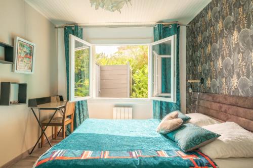 a bedroom with a bed and a window at Gite Du Porche Bis in Chaillevette