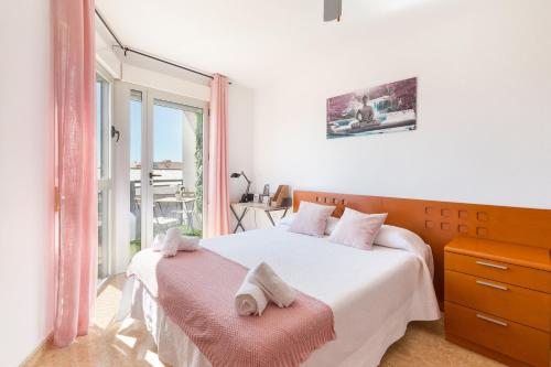 a bedroom with a bed with two towels on it at Vivienda maiva in Alhama de Murcia