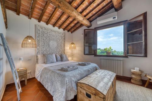 a bedroom with a large bed and a window at Casa Conte Martini in Palaia