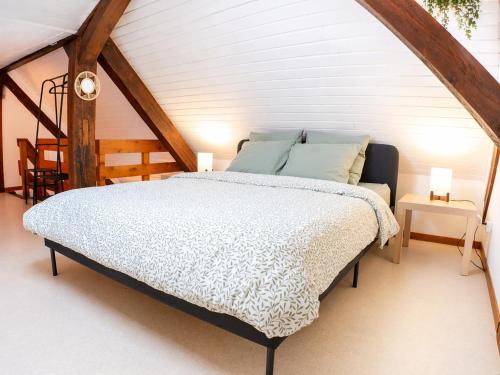 a bedroom with a bed in a attic at Le Nid, Duplex lumineux proche Colmar in Soultz-Haut-Rhin