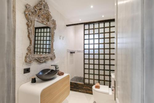 a bathroom with a sink and a mirror at Villa Dafmir in Tías