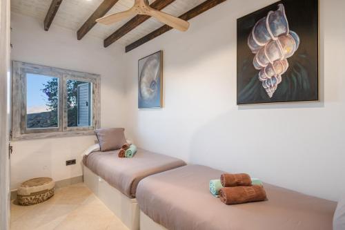 a room with two beds and a window at Villa Dafmir in Tías