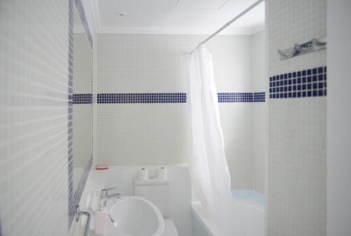 a bathroom with a toilet and a shower and a sink at Apartamento Ciel Azul in Santa Eularia des Riu