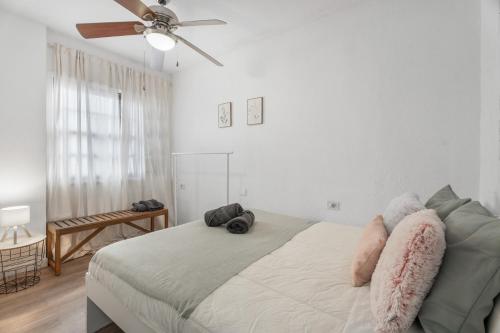a bedroom with a bed and a ceiling fan at Oasis del Sur in San Miguel de Abona