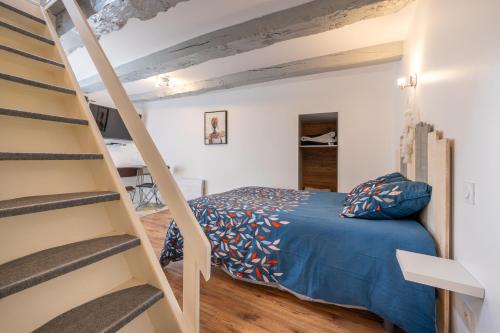 a bedroom with a bed and a bunk ladder at Petite Maison Malestroyenne in Malestroit