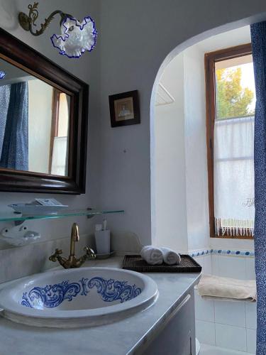 a bathroom with a sink and a mirror at Casa vacacional Es Port in Portocolom
