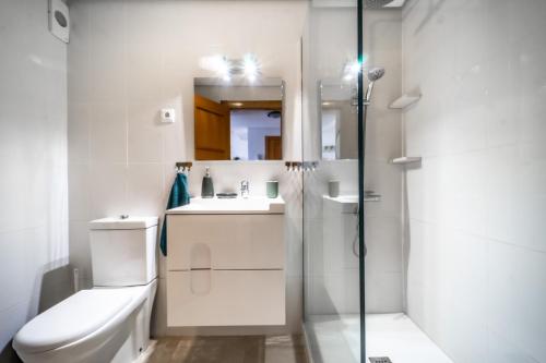 a bathroom with a toilet and a sink and a shower at Casa verde in Roldán