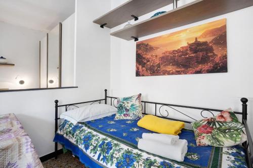 a bedroom with a bed and a painting on the wall at Casa Luigi in Vernazza