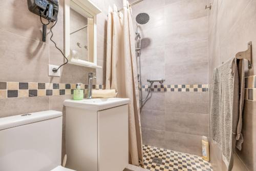 a bathroom with a toilet and a sink and a shower at Casa cerca de Marbella in Ojén