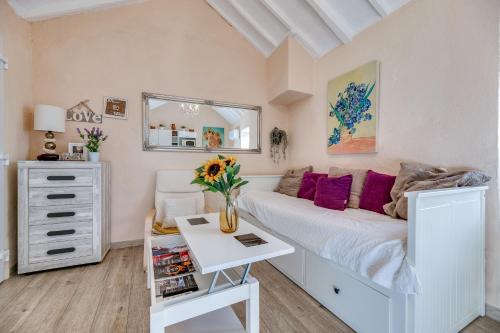 a bedroom with a bed and a table with a vase of flowers at Casa cerca de Marbella in Ojén