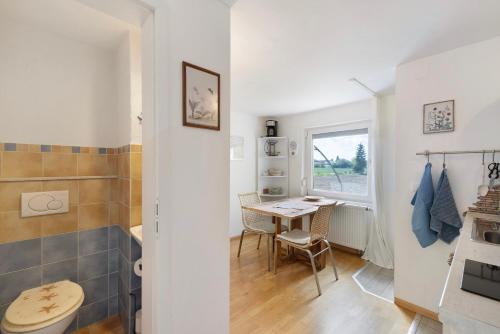 a small kitchen and dining room with a table at Tiny House zum See in Uhldingen-Mühlhofen