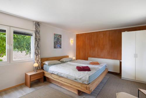 a bedroom with a bed and a window at Tiny House zum See in Uhldingen-Mühlhofen