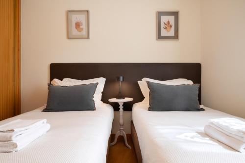 two beds sitting next to each other in a bedroom at Wander Unwind - Wine Cellars in Vila Nova de Gaia