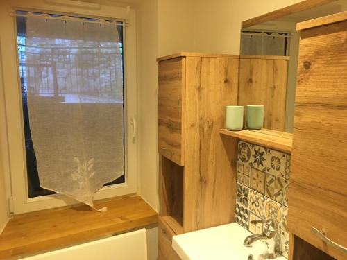 a small kitchen with a window and a sink at Papi Stop in Villarlurin