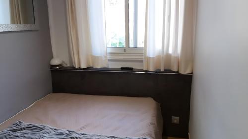 a bed in a room with a window at Le Bellavista T2 Cassis Emplacement in Cassis
