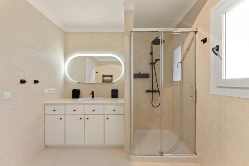 a bathroom with a shower and a sink at Casa Baskings in Portopetro