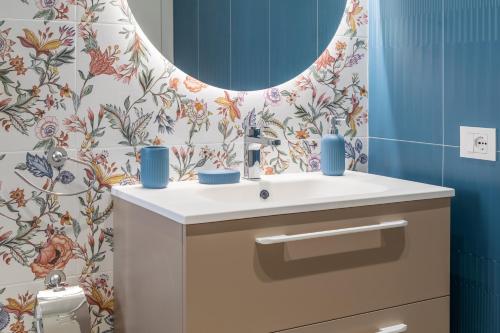 a bathroom with a sink and a mirror at Verdemare a due passi dal mare in Villaggio Azzurro