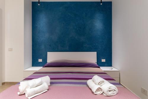 a bedroom with a bed with towels on it at Verdemare a due passi dal mare in Villaggio Azzurro