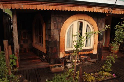 una casa con portico anteriore e finestra di Palafito Ayün a Castro