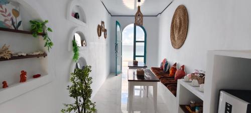 a living room with white walls and a couch at Casa di Stella in Ngurblut