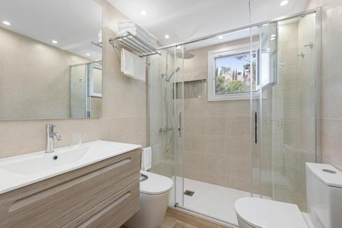 a bathroom with a sink toilet and a shower at Bellavista Apartamento Marmen in Málaga