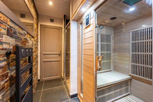 eine Sauna mit einem saificialificialificialificialificialificialificialificialificial in der Unterkunft Chalet Bordon in Champagny-en-Vanoise