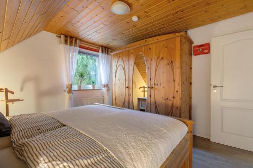 a bedroom with a bed and a wooden ceiling at Micha's Ferienwohnung in Bredstedt