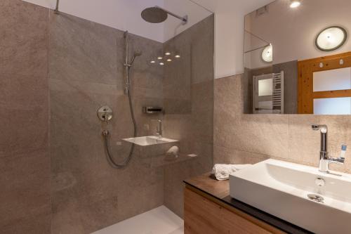 a bathroom with a shower and a sink at Funtnatsch Apartment Schlern in Laion