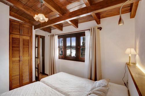 ein Schlafzimmer mit zwei Betten und einem Fenster in der Unterkunft La Escalincha in Tegueste
