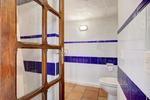 ein Badezimmer mit Toilette und Waschbecken in der Unterkunft La Escalincha in Tegueste
