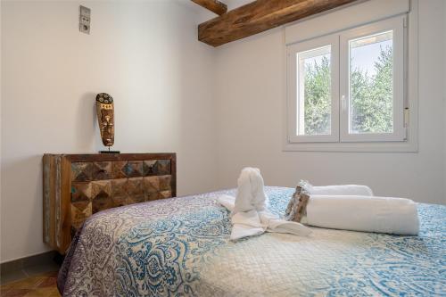 a bedroom with a bed and a window at Casa rural Mestre in Deltebre
