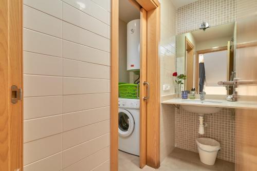 a bathroom with a washing machine and a sink at Casa Palmeras in Almuñécar