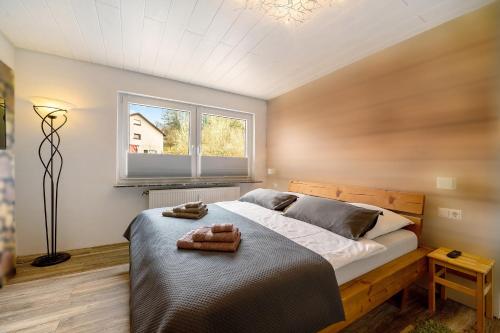 a bedroom with a bed and a window at Ferienwohnung My Suite Home in Illingen