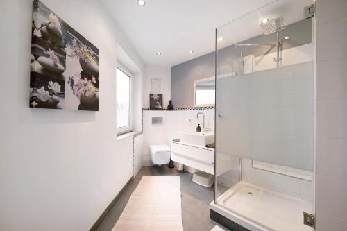 a bathroom with a shower and a sink and a toilet at Ferienwohnung My Suite Home in Illingen