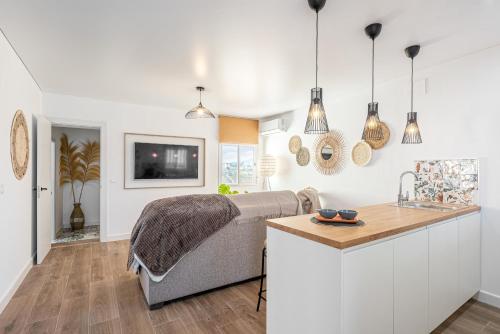 a living room with a bed and a kitchen at Limón Lunero in Málaga