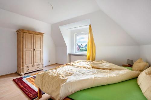 a bedroom with a bed and a window at Haus Sonnenschein in Pahlen