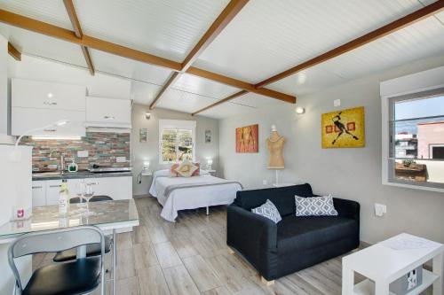 a living room with a couch and a bed at Estudio Calima in Arico