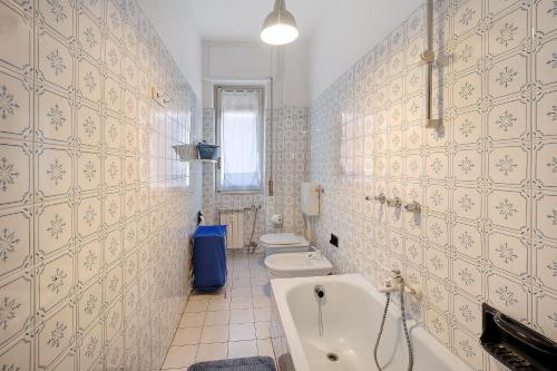 a bathroom with three toilets and a bath tub at Casa Rose di Mare in Albenga