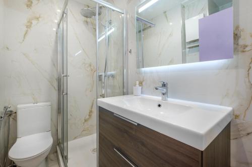 a bathroom with a sink and a shower and a toilet at Studio - 2 couchages doubles in Villeneuve-Loubet
