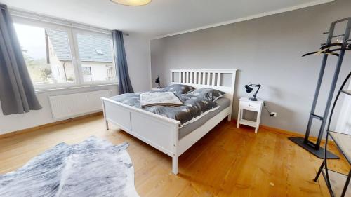a bedroom with a white bed in a room at Urlaub auf dem Land in Triepkendorf