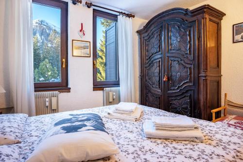 a bedroom with a bed with towels on it at 3Tre Patascoss-Madonna di Campiglio in Madonna di Campiglio