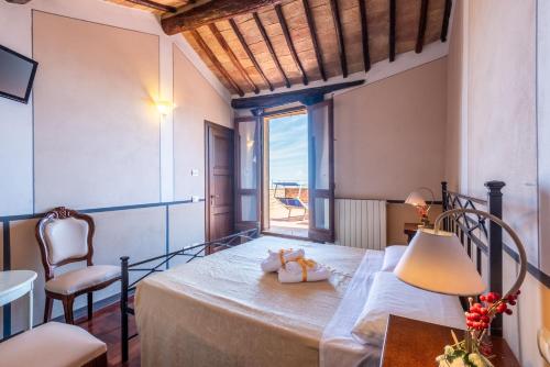 a room with a table and chairs and a window at beb del Musico in Montalcino