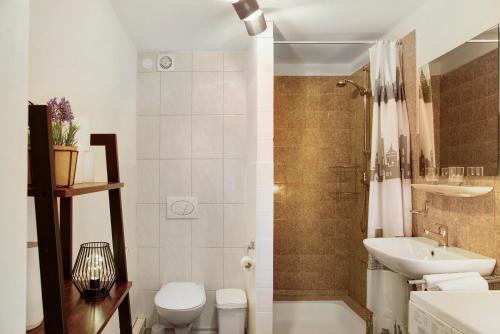 a bathroom with a sink and a toilet and a shower at Horst in Perach